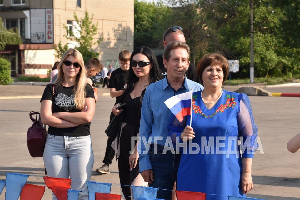 На площади города Кировска состоялся торжественный митинг, посвященный Дню России На площади города Кировска состоялся торжественный митинг, посвященный Дню России