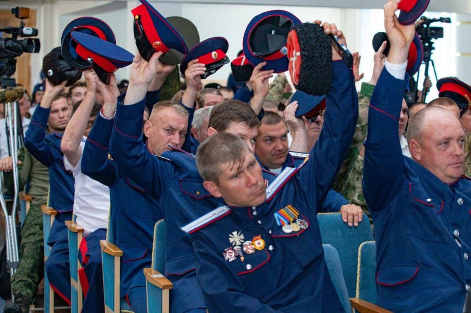 Участники первого Большого круга донских казаков ЛНР решили создать Луганский казачий округ Участники первого Большого круга донских казаков ЛНР решили создать Луганский казачий округ