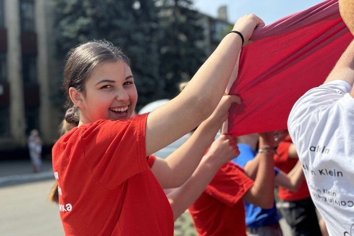 Развевайся, великое знамя великой страны: Самый большой флаг России развернули в ЛНР Развевайся, великое знамя великой страны: Самый большой флаг России развернули в ЛНР