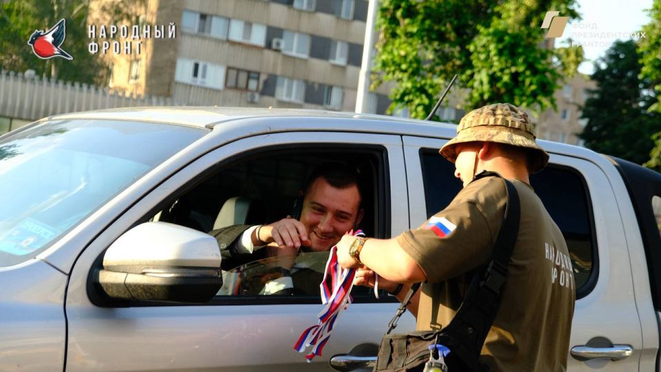 Молодёжка Народного Фронта раздала ленты в честь Дня России! Молодёжка Народного Фронта раздала ленты в честь Дня России!