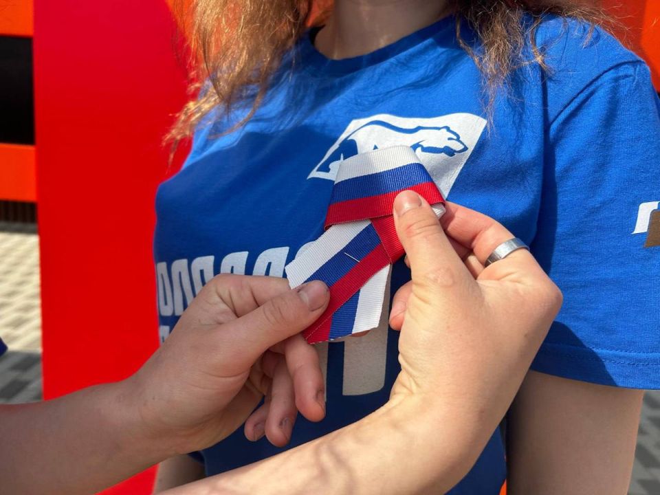 В День России активисты «Молодой Гвардии» и волонтеры провели акцию «Российский триколор» В День России активисты «Молодой Гвардии» и волонтеры провели акцию «Российский триколор»