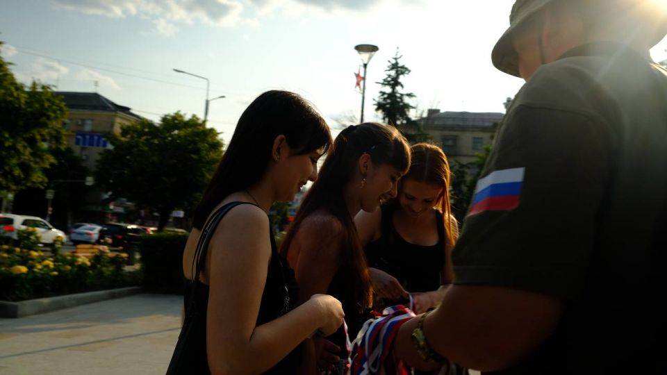 В День России активисты молодёжного крыла Народного фронта раздали жителям и гостям Луганска ленты в цветах флага страны В День России активисты молодёжного крыла Народного фронта раздали жителям и гостям Луганска ленты в цветах флага страны