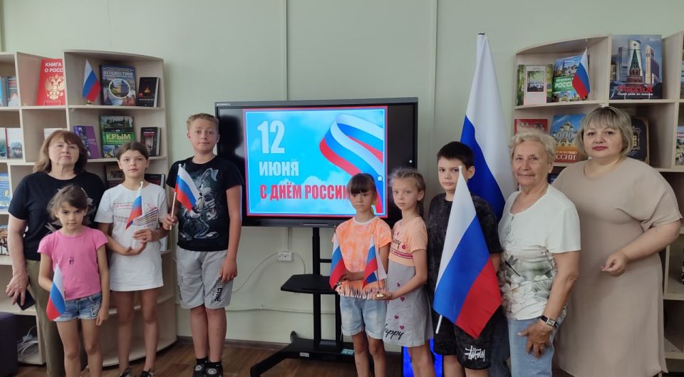В модельной библиотеке МБУ "АГЦБС" состоялся исторический час "Отечество моё - Россия" приуроченный ко Дню России, в котором приняли участие воспитанники ГБОУ ЛНР "Антрацитовская станция юных туристов" и студенты ГБОУ ЛНР... В модельной библиотеке МБУ "АГЦБС" состоялся исторический час "Отечество моё - Россия" приуроченный ко Дню России, в котором приняли участие воспитанники ГБОУ ЛНР "Антрацитовская станция юных туристов" и студенты ГБОУ ЛНР...