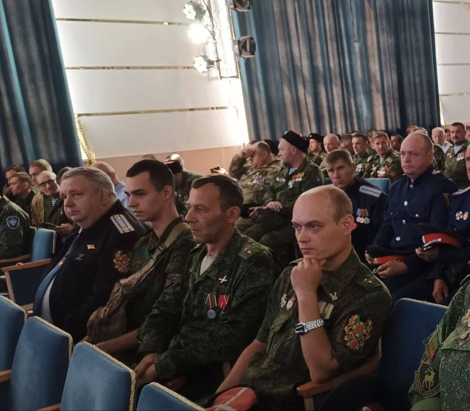 Казаки городского казачьего общества «Станица Алчевская» приняли участие в Первом Большом круге донских казаков ЛНР Казаки городского казачьего общества «Станица Алчевская» приняли участие в Первом Большом круге донских казаков ЛНР