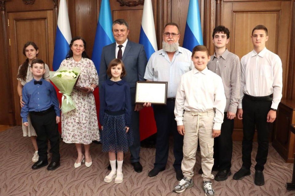 Президент России Владимир Путин наградил орденом «Мать-героиня» многодетную маму из Лисичанска Оксану Теплых, воспитывающую 12 детей, награду женщине вручил Глава ЛНР Леонид Пасечник Президент России Владимир Путин наградил орденом «Мать-героиня» многодетную маму из Лисичанска Оксану Теплых, воспитывающую 12 детей, награду женщине вручил Глава ЛНР Леонид Пасечник