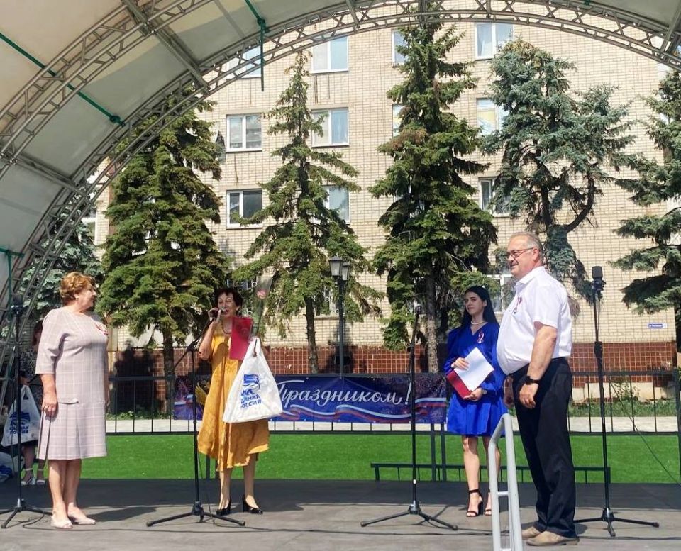 В Антраците на центральной городской площади Мира состоялось торжественное мероприятие «С любовью и верой в Россию», посвященное Дню России В Антраците на центральной городской площади Мира состоялось торжественное мероприятие «С любовью и верой в Россию», посвященное Дню России