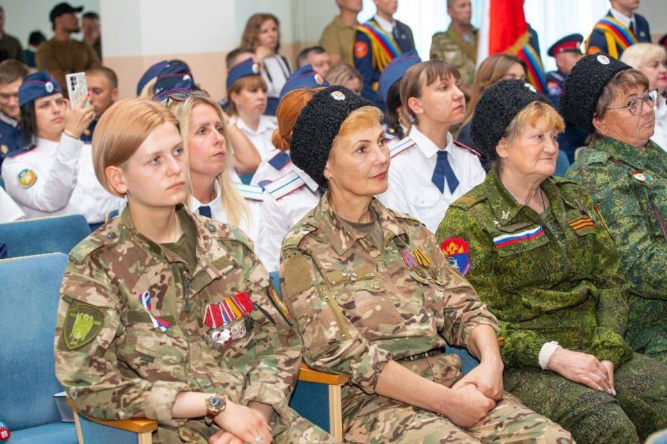Казаки городского казачьего общества «Станица Алчевская» приняли участие в Первом Большом круге донских казаков ЛНР Казаки городского казачьего общества «Станица Алчевская» приняли участие в Первом Большом круге донских казаков ЛНР