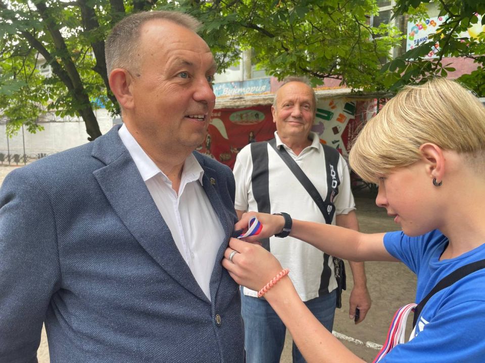 Акцию по раздаче ленточек-триколоров, посвященную Дню России, также поддержали активисты Славяносербского местного отделения «Молодой гвардии Единой России» Акцию по раздаче ленточек-триколоров, посвященную Дню России, также поддержали активисты Славяносербского местного отделения «Молодой гвардии Единой России»