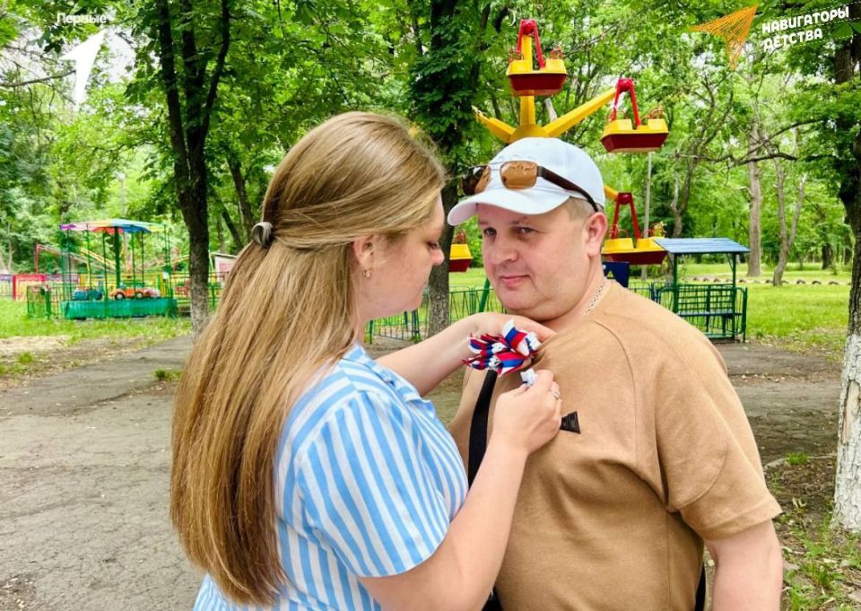 В День России представители проекта «Навигаторы детства» и российского движения детей и молодежи «Движение первых» города Ровеньки провели в парке Героев Великой Отечественной войны акцию «Три цвета России» В День России представители проекта «Навигаторы детства» и российского движения детей и молодежи «Движение первых» города Ровеньки провели в парке Героев Великой Отечественной войны акцию «Три цвета России»