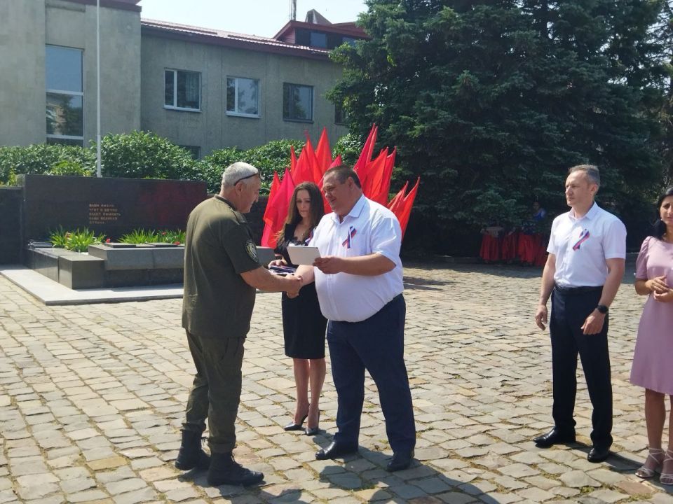 Андрей Рубанцов: Сегодня, в торжественный для всех граждан нашей страны день – День России, у Мемориального комплекса «Слава» вручил сотрудникам охранного агентства Медали «За охрану объектов в зоне специальной военной... Андрей Рубанцов: Сегодня, в торжественный для всех граждан нашей страны день – День России, у Мемориального комплекса «Слава» вручил сотрудникам охранного агентства Медали «За охрану объектов в зоне специальной военной...