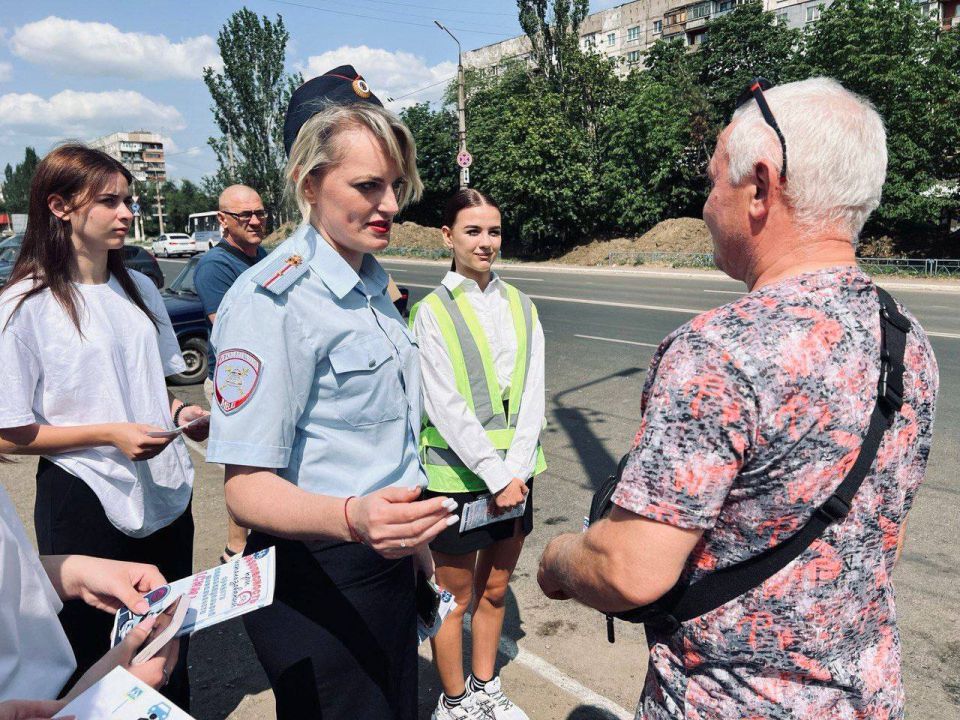 В Алчевске сотрудники Госавтоинспекции совместно с ЮИДовцами провели акцию «На СИМ - безопасно колесим!» В Алчевске сотрудники Госавтоинспекции совместно с ЮИДовцами провели акцию «На СИМ - безопасно колесим!»