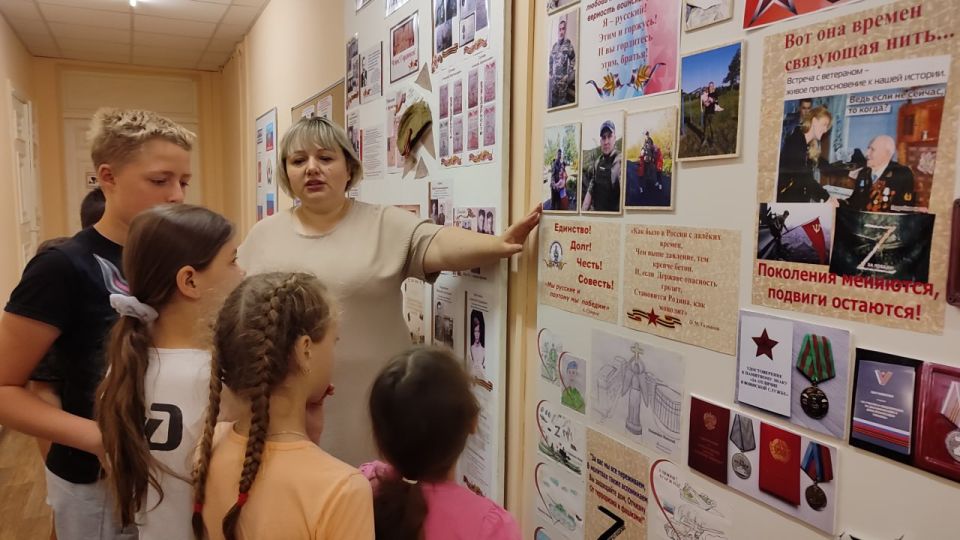 В модельной библиотеке МБУ "АГЦБС" состоялся исторический час "Отечество моё - Россия" приуроченный ко Дню России, в котором приняли участие воспитанники ГБОУ ЛНР "Антрацитовская станция юных туристов" и студенты ГБОУ ЛНР... В модельной библиотеке МБУ "АГЦБС" состоялся исторический час "Отечество моё - Россия" приуроченный ко Дню России, в котором приняли участие воспитанники ГБОУ ЛНР "Антрацитовская станция юных туристов" и студенты ГБОУ ЛНР...