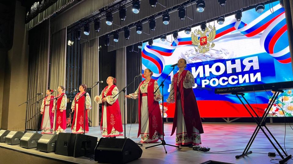 Альберт Зинченко: Сегодня в стенах Станично-Луганского Дворца культуры царила по-настоящему праздничная атмосфера! Мы собрались вместе, чтобы отпраздновать День России – праздник, который объединяет всех, кто гордится... Альберт Зинченко: Сегодня в стенах Станично-Луганского Дворца культуры царила по-настоящему праздничная атмосфера! Мы собрались вместе, чтобы отпраздновать День России – праздник, который объединяет всех, кто гордится...