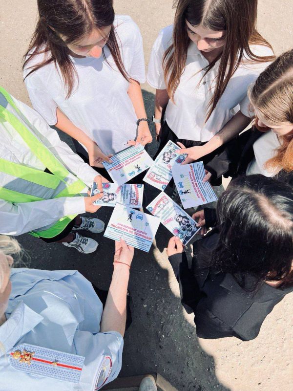 В Алчевске сотрудники Госавтоинспекции совместно с ЮИДовцами провели акцию «На СИМ - безопасно колесим!» В Алчевске сотрудники Госавтоинспекции совместно с ЮИДовцами провели акцию «На СИМ - безопасно колесим!»