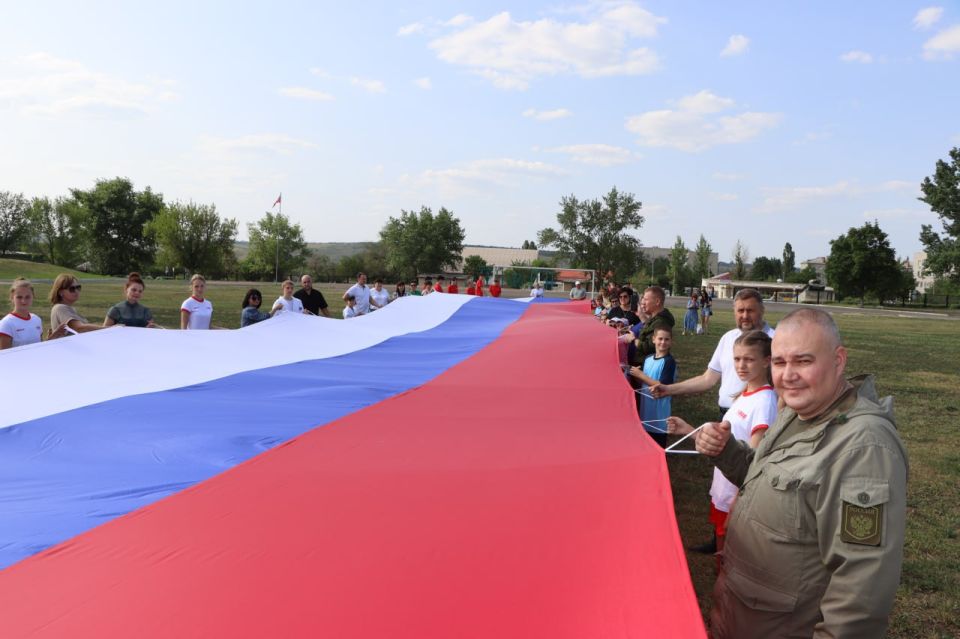 Евгений Бондарь: Лутугино – русский город!. В рамках празднования Дня России принял участие в праздничном флешмобе Евгений Бондарь: Лутугино – русский город!. В рамках празднования Дня России принял участие в праздничном флешмобе