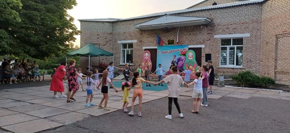 Муниципальные депутаты от партии «Единая Россия» приняли участие в торжествах, посвященных Дню России, на закрепленных территориях Славяносербского округа Муниципальные депутаты от партии «Единая Россия» приняли участие в торжествах, посвященных Дню России, на закрепленных территориях Славяносербского округа