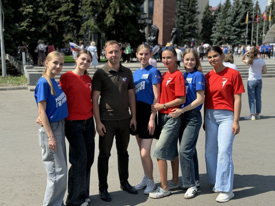 60-метровый российский триколор развернули активисты партии «Единая Россия», «Молодой Гвардии Единой России» и «Движения первых», педагоги и студенты Антрацитовского института геосистем и технологий ЛГУ им. В. Даля... 60-метровый российский триколор развернули активисты партии «Единая Россия», «Молодой Гвардии Единой России» и «Движения первых», педагоги и студенты Антрацитовского института геосистем и технологий ЛГУ им. В. Даля...