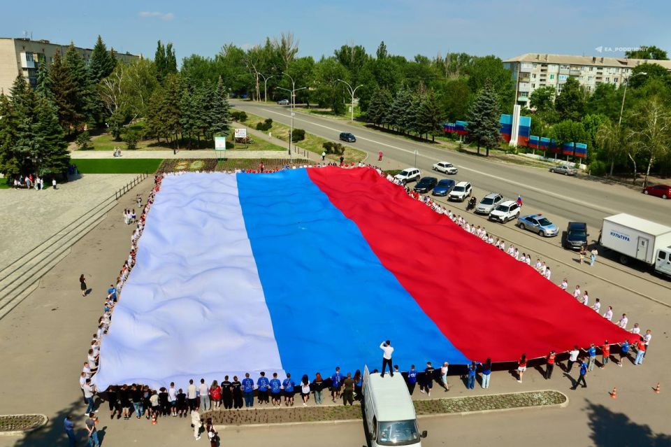 МЫ РАЗВЕРНУЛИ САМЫЙ БОЛЬШОЙ ФЛАГ РОССИИ! МЫ РАЗВЕРНУЛИ САМЫЙ БОЛЬШОЙ ФЛАГ РОССИИ!