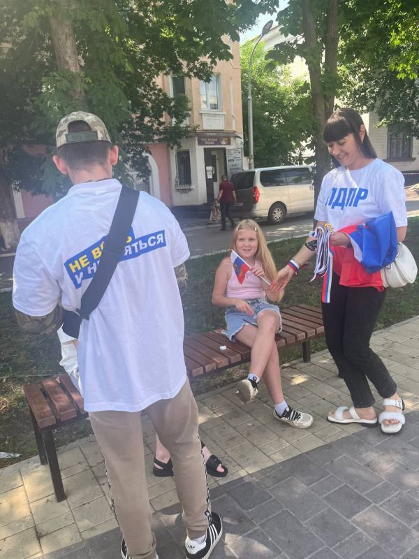 «МЫ – ГРАЖДАНЕ РОССИИ!» ГОСУДАРСТВЕННЫЕ ФЛАГИ И ЛЕНТОЧКИ КО ДНЮ РОССИИ! «МЫ – ГРАЖДАНЕ РОССИИ!» ГОСУДАРСТВЕННЫЕ ФЛАГИ И ЛЕНТОЧКИ КО ДНЮ РОССИИ!