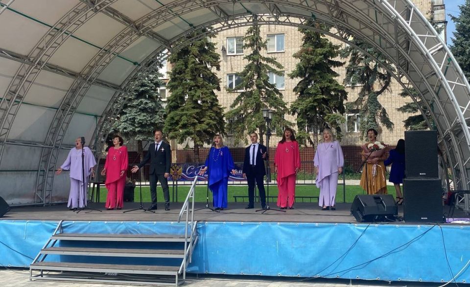 В Антраците на центральной городской площади Мира состоялось торжественное мероприятие «С любовью и верой в Россию», посвященное Дню России В Антраците на центральной городской площади Мира состоялось торжественное мероприятие «С любовью и верой в Россию», посвященное Дню России