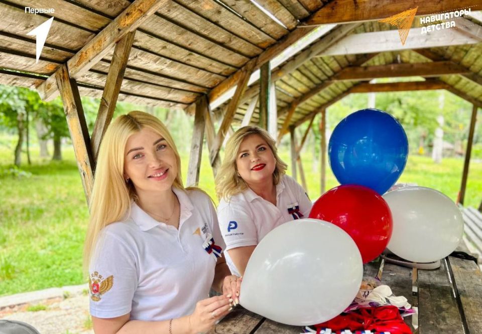 В День России представители проекта «Навигаторы детства» и российского движения детей и молодежи «Движение первых» города Ровеньки провели в парке Героев Великой Отечественной войны акцию «Три цвета России» В День России представители проекта «Навигаторы детства» и российского движения детей и молодежи «Движение первых» города Ровеньки провели в парке Героев Великой Отечественной войны акцию «Три цвета России»