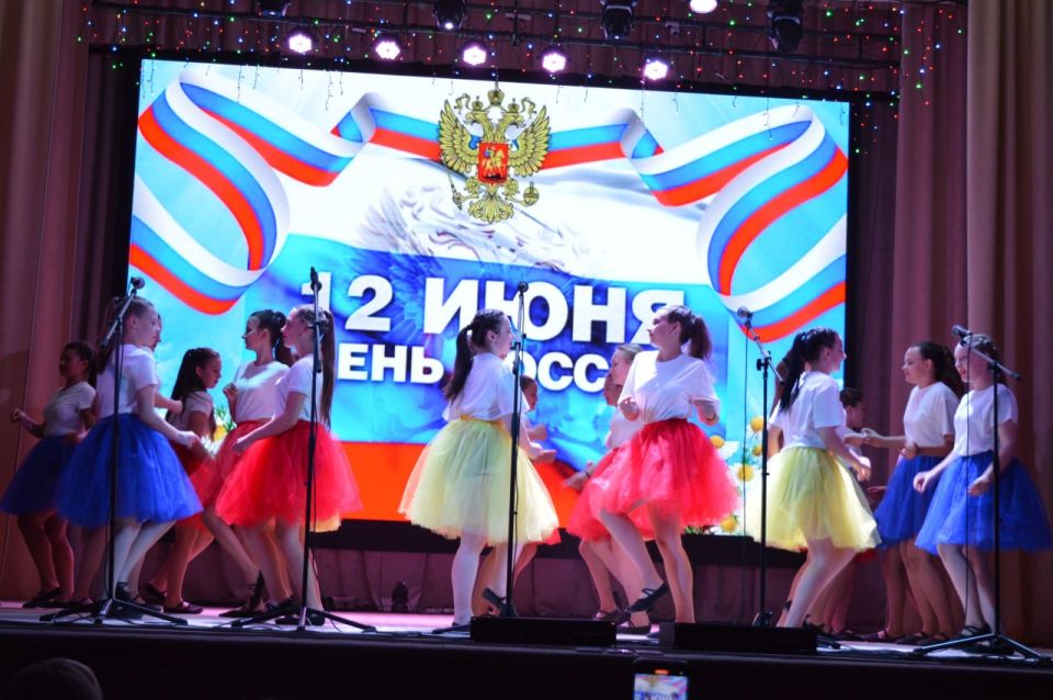 Концерт ко Дню России в Белокуракинском Доме культуры Концерт ко Дню России в Белокуракинском Доме культуры