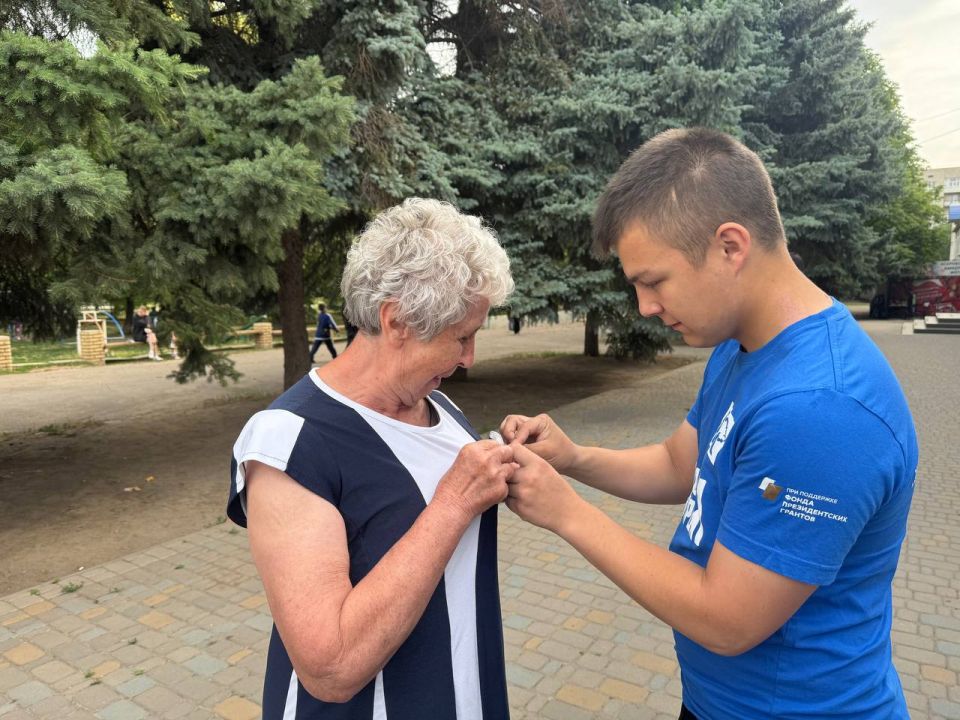 Акцию по раздаче ленточек-триколоров, посвященную Дню России, также поддержали активисты Славяносербского местного отделения «Молодой гвардии Единой России» Акцию по раздаче ленточек-триколоров, посвященную Дню России, также поддержали активисты Славяносербского местного отделения «Молодой гвардии Единой России»