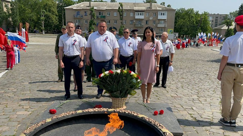 12 июня, в нашем городе у Мемориала «Слава», состоялось торжественное мероприятие, приуроченное ко Дню России 12 июня, в нашем городе у Мемориала «Слава», состоялось торжественное мероприятие, приуроченное ко Дню России