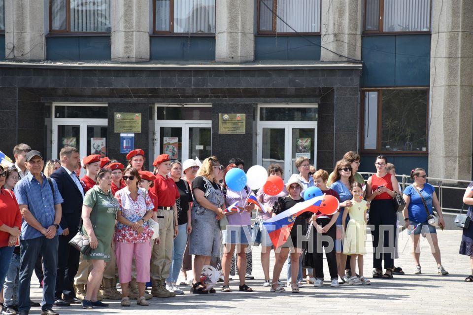 На центральной площади Антрацита прошло торжественное мероприятие «С любовью и верой в Россию» На центральной площади Антрацита прошло торжественное мероприятие «С любовью и верой в Россию»