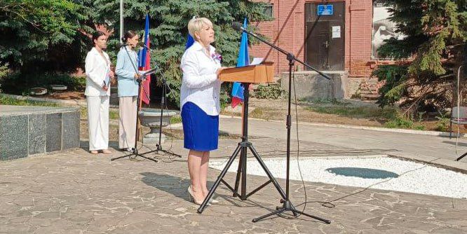 В Славяносербске у памятника «Нет уз святее братства» состоялся митинг, посвященный Дню России В Славяносербске у памятника «Нет уз святее братства» состоялся митинг, посвященный Дню России