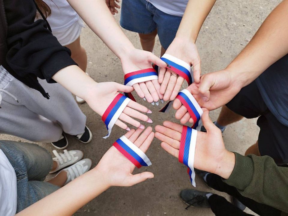 В День России активисты «Молодой Гвардии» и волонтеры провели акцию «Российский триколор» В День России активисты «Молодой Гвардии» и волонтеры провели акцию «Российский триколор»
