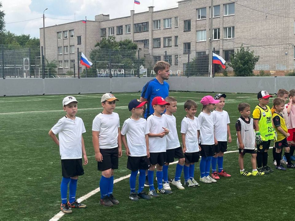 Юные футболисты Перевальска и Алчевска отметили День России на футбольном поле Юные футболисты Перевальска и Алчевска отметили День России на футбольном поле