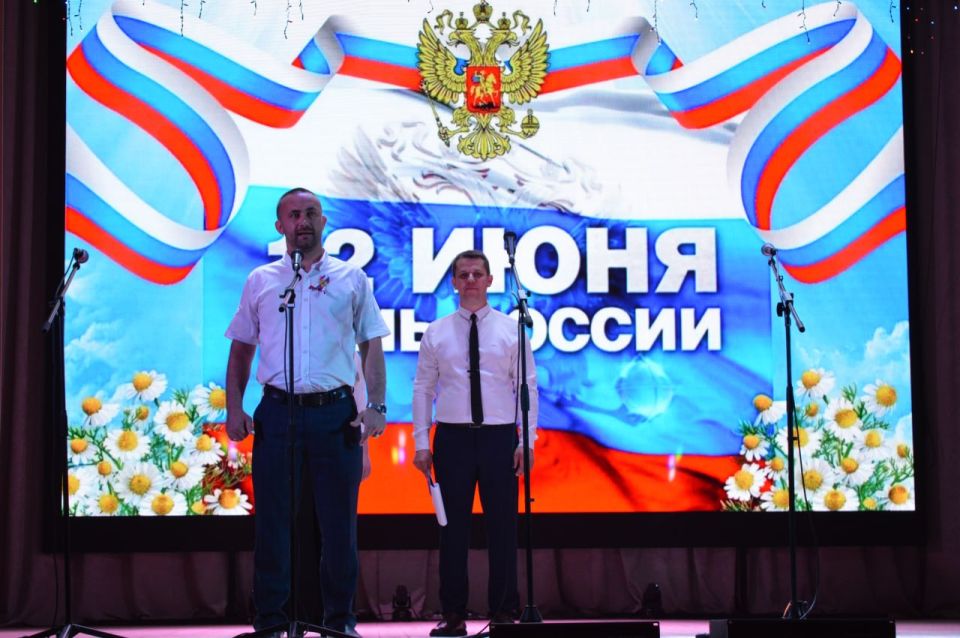Концерт ко Дню России в Белокуракинском Доме культуры Концерт ко Дню России в Белокуракинском Доме культуры