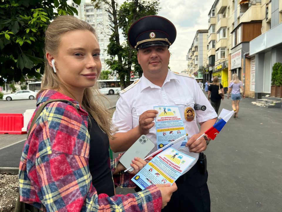Сотрудники региональной Госавтоинспекции поздравили луганчан и гостей столицы республики с Днём России и призвали к соблюдению правил дорожного движения, взаимовежливому поведению на дороге Сотрудники региональной Госавтоинспекции поздравили луганчан и гостей столицы республики с Днём России и призвали к соблюдению правил дорожного движения, взаимовежливому поведению на дороге