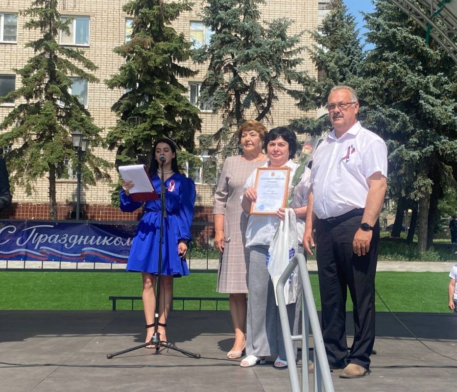 В Антраците на центральной городской площади Мира состоялось торжественное мероприятие «С любовью и верой в Россию», посвященное Дню России В Антраците на центральной городской площади Мира состоялось торжественное мероприятие «С любовью и верой в Россию», посвященное Дню России
