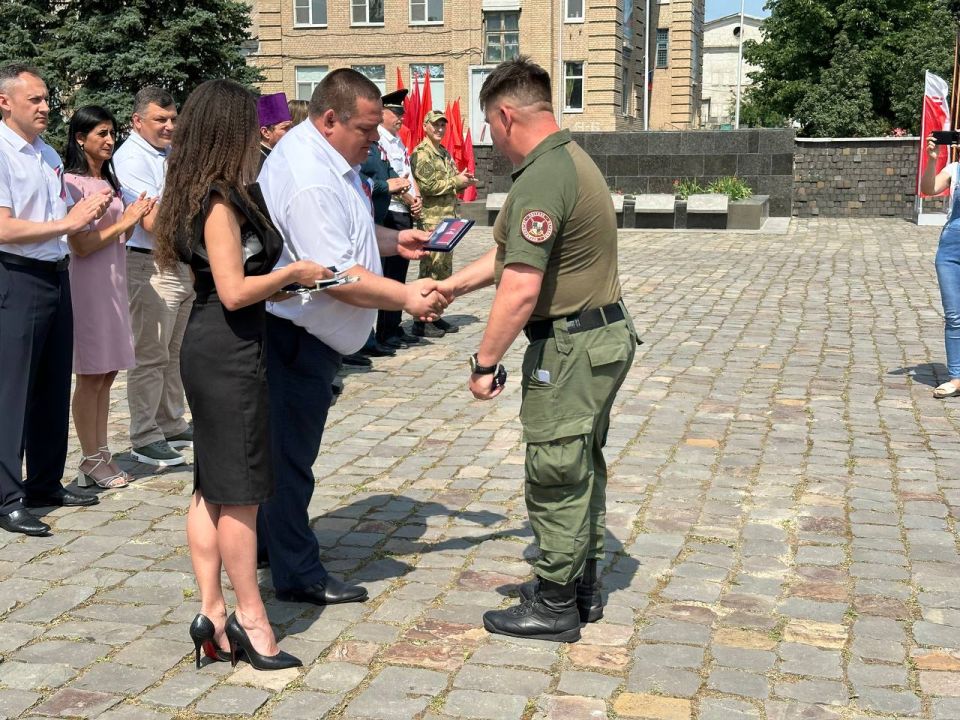 12 июня, в нашем городе у Мемориала «Слава», состоялось торжественное мероприятие, приуроченное ко Дню России 12 июня, в нашем городе у Мемориала «Слава», состоялось торжественное мероприятие, приуроченное ко Дню России