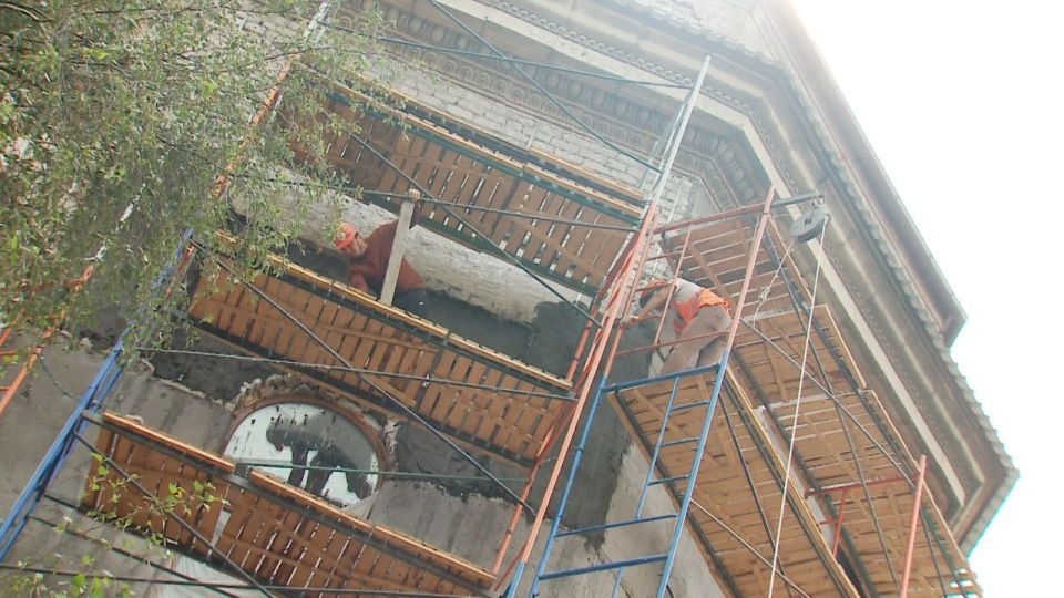 В Краснодоне продолжается капитальный ремонт фасада ДК им. «Молодой Гвардии» В Краснодоне продолжается капитальный ремонт фасада ДК им. «Молодой Гвардии»