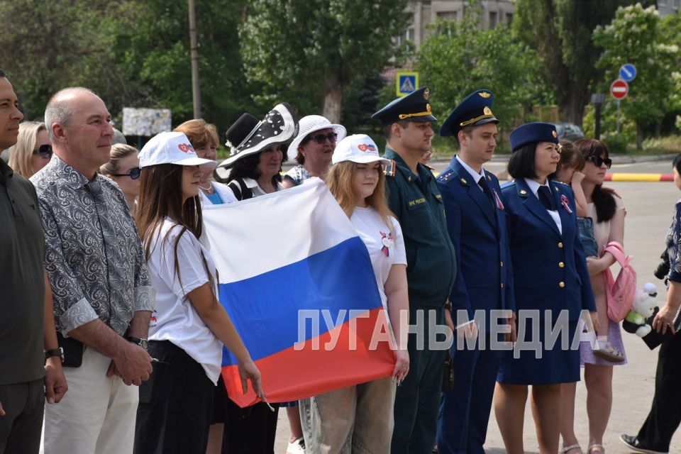 На площади города Кировска состоялся торжественный митинг, посвященный Дню России На площади города Кировска состоялся торжественный митинг, посвященный Дню России