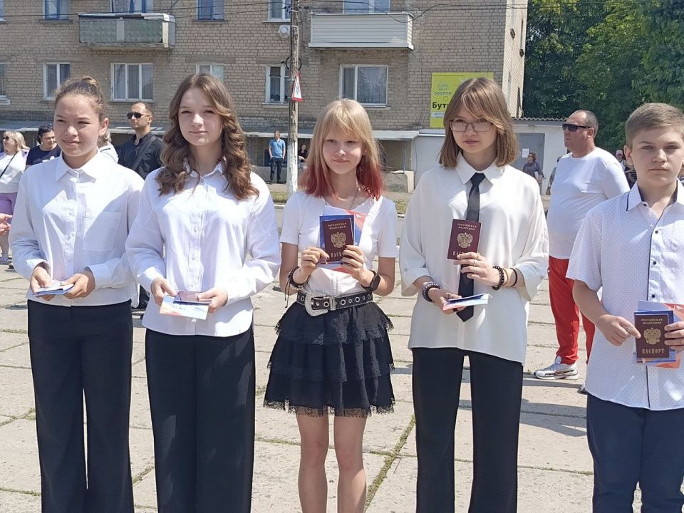 Республиканские полицейские вручили первые паспорта 14-летним гражданам России Республиканские полицейские вручили первые паспорта 14-летним гражданам России