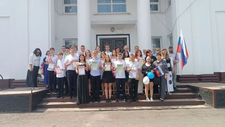 В Ровеньках и прилегающих поселках прошли мероприятия в честь Дня России В Ровеньках и прилегающих поселках прошли мероприятия в честь Дня России