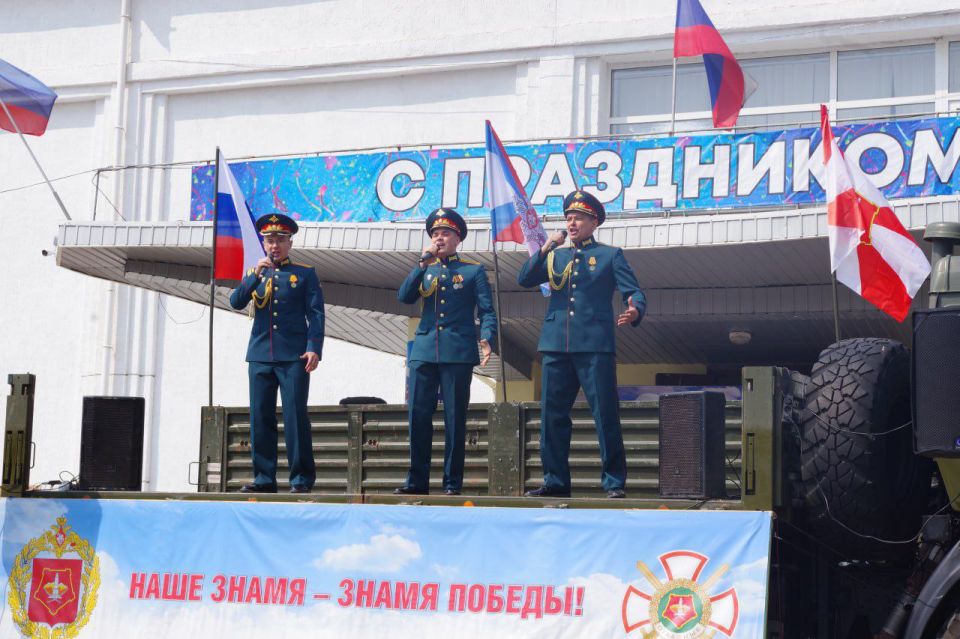 В Славяносербске у памятника «Нет уз святее братства» состоялся митинг, посвященный Дню России В Славяносербске у памятника «Нет уз святее братства» состоялся митинг, посвященный Дню России