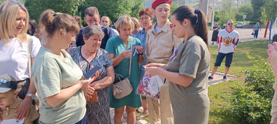 В Перевальске прошла акция ко Дню Российской Федерации В Перевальске прошла акция ко Дню Российской Федерации