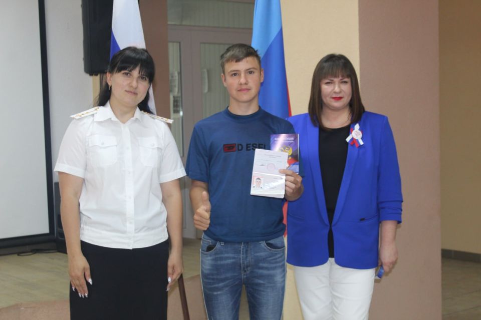 Виталий Коваленко: Сегодня, в один из главных государственных праздников День России, заместитель Главы администрации Наталья Добрицкая приняла участие в церемонии торжественного вручения паспортов 14-летним гражданам... Виталий Коваленко: Сегодня, в один из главных государственных праздников День России, заместитель Главы администрации Наталья Добрицкая приняла участие в церемонии торжественного вручения паспортов 14-летним гражданам...