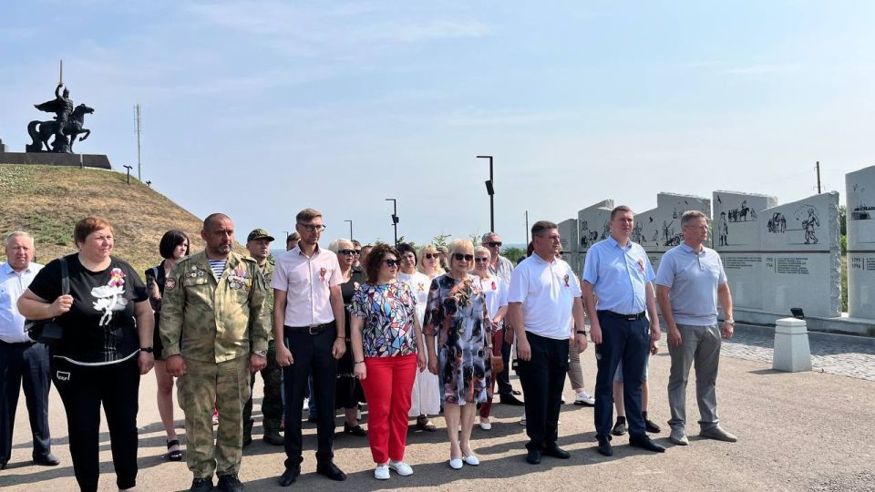 Альберт Зинченко: Сегодня у мемориала "Князь Игорь" совместно с депутатами и жителями Станично-Луганского округа - приняли участие в митинге, посвященному Дню России, празднику, который объединяет миллионы сердец по всей... Альберт Зинченко: Сегодня у мемориала "Князь Игорь" совместно с депутатами и жителями Станично-Луганского округа - приняли участие в митинге, посвященному Дню России, празднику, который объединяет миллионы сердец по всей...