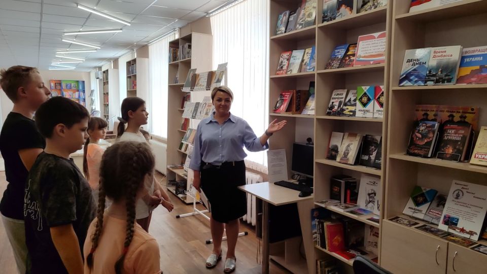 В модельной библиотеке МБУ "АГЦБС" состоялся исторический час "Отечество моё - Россия" приуроченный ко Дню России, в котором приняли участие воспитанники ГБОУ ЛНР "Антрацитовская станция юных туристов" и студенты ГБОУ ЛНР... В модельной библиотеке МБУ "АГЦБС" состоялся исторический час "Отечество моё - Россия" приуроченный ко Дню России, в котором приняли участие воспитанники ГБОУ ЛНР "Антрацитовская станция юных туристов" и студенты ГБОУ ЛНР...