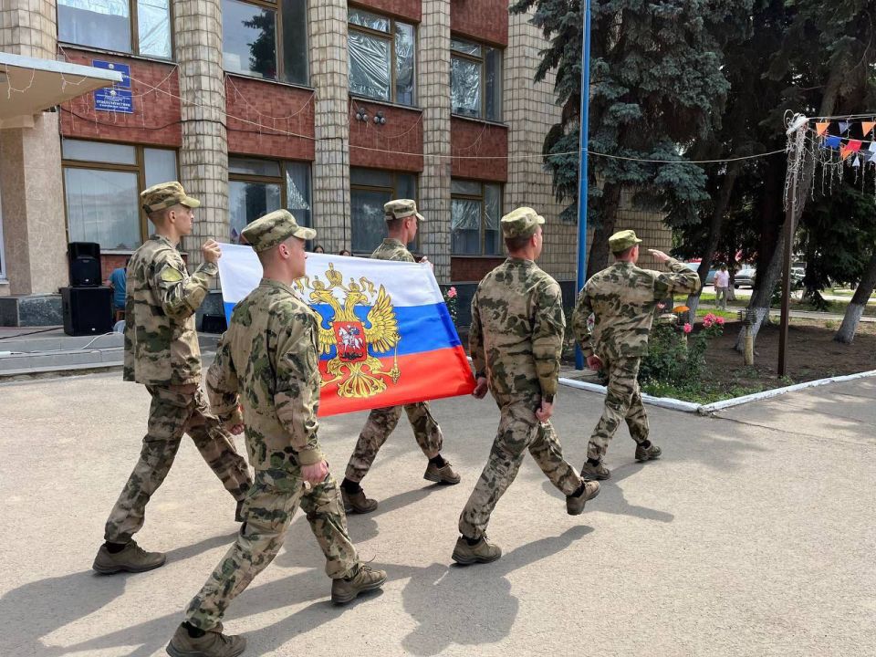 Сегодня на площади Администрации Марковского муниципального округа состоялся торжественный митинг в честь празднования Дня России Сегодня на площади Администрации Марковского муниципального округа состоялся торжественный митинг в честь празднования Дня России