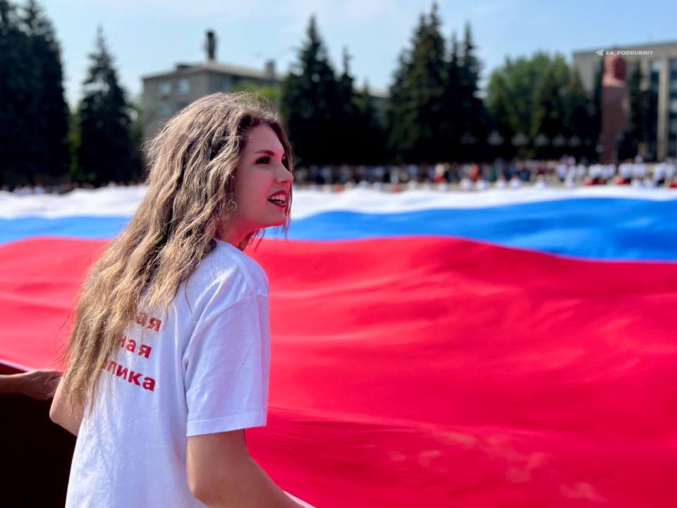 МЫ РАЗВЕРНУЛИ САМЫЙ БОЛЬШОЙ ФЛАГ РОССИИ! МЫ РАЗВЕРНУЛИ САМЫЙ БОЛЬШОЙ ФЛАГ РОССИИ!