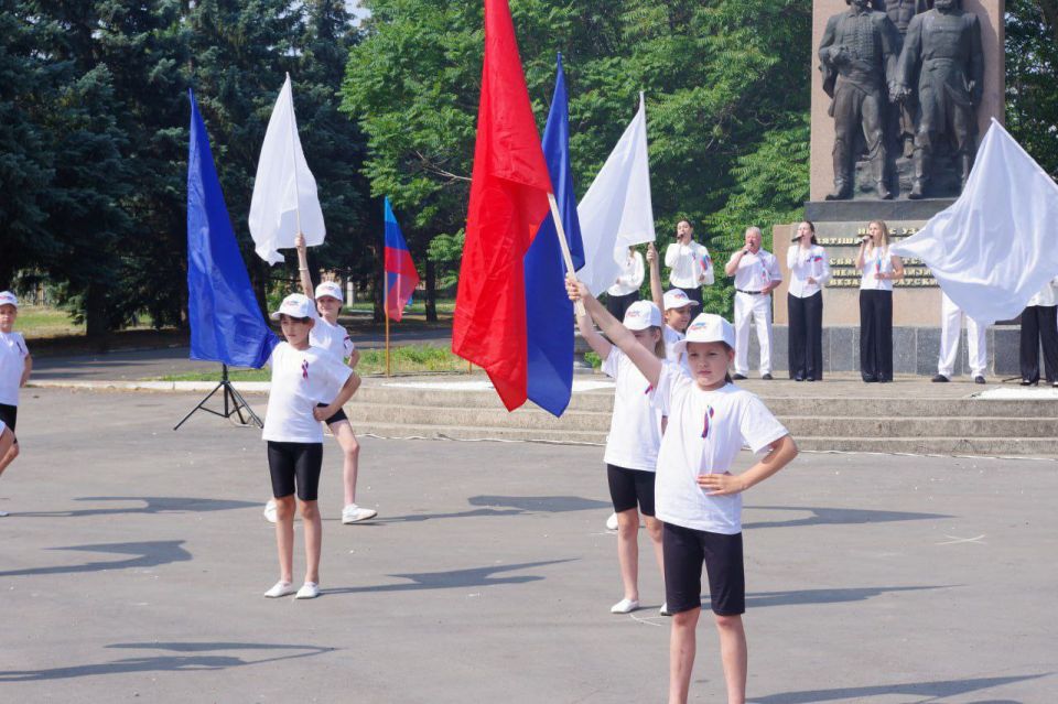 В Славяносербске у памятника «Нет уз святее братства» состоялся митинг, посвященный Дню России В Славяносербске у памятника «Нет уз святее братства» состоялся митинг, посвященный Дню России