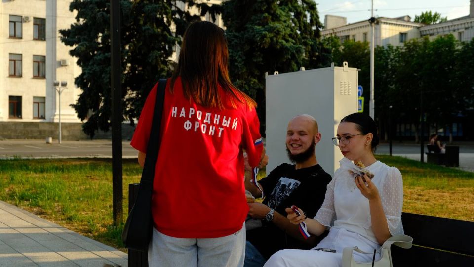 В День России активисты молодёжного крыла Народного фронта раздали жителям и гостям Луганска ленты в цветах флага страны В День России активисты молодёжного крыла Народного фронта раздали жителям и гостям Луганска ленты в цветах флага страны