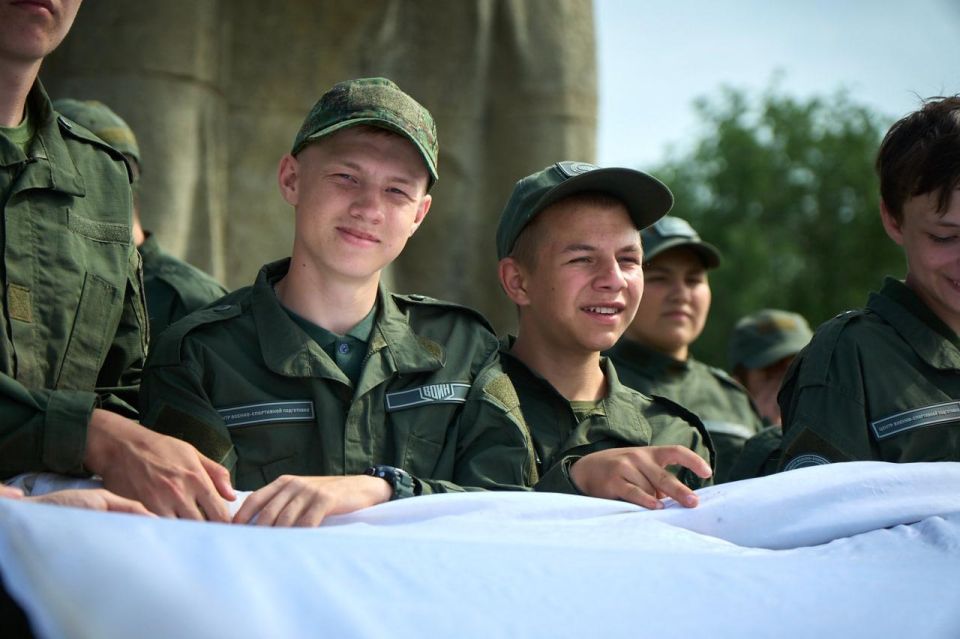 Стометровый флаг России развернули на Мамаевом кургане курсанты Центра «ВОИН» из ДНР Стометровый флаг России развернули на Мамаевом кургане курсанты Центра «ВОИН» из ДНР